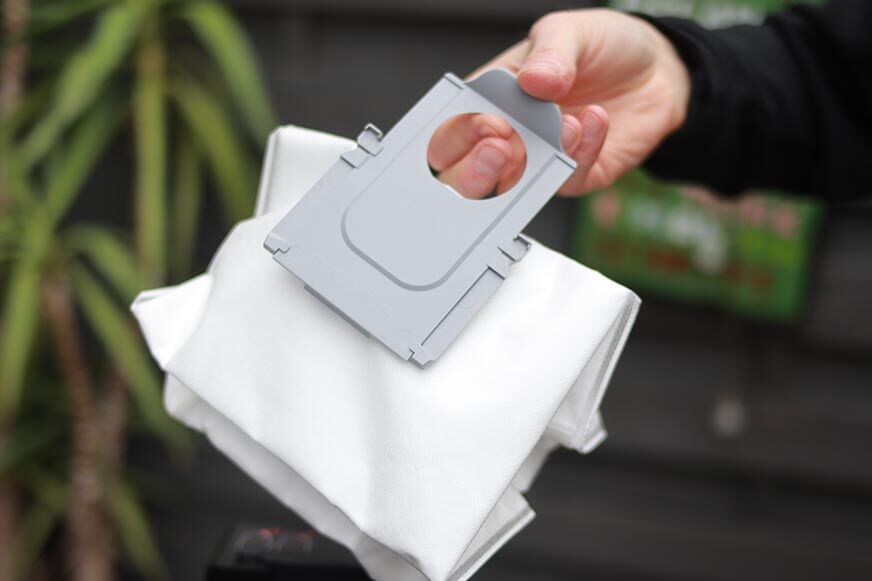 Извлечение одноразового пылесборника из станции самоочистки Roborock Q7 Max+